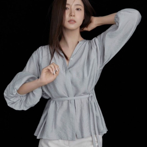 시에sie 아일리 셔링 블라우스 페일블루 이미지
