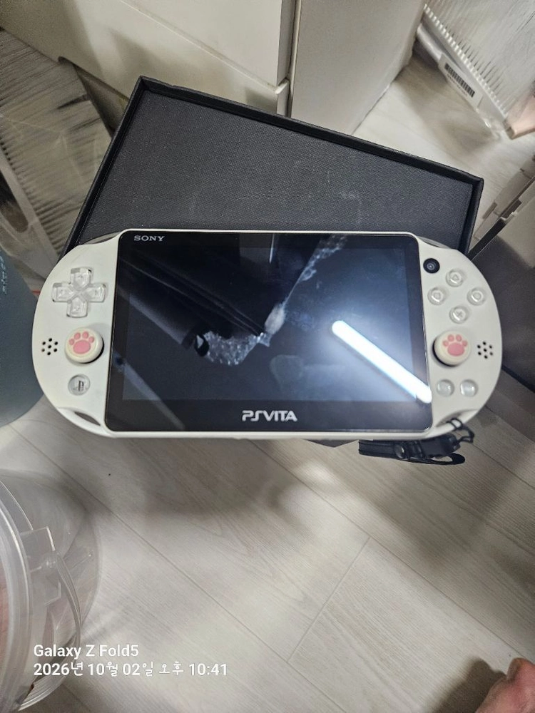 민트급PSVITA 2세대 화이트팝니다 이미지
