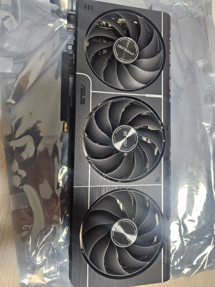 에이수스 프라임 라데온 RX 9070 XT 그래픽카드 이미지