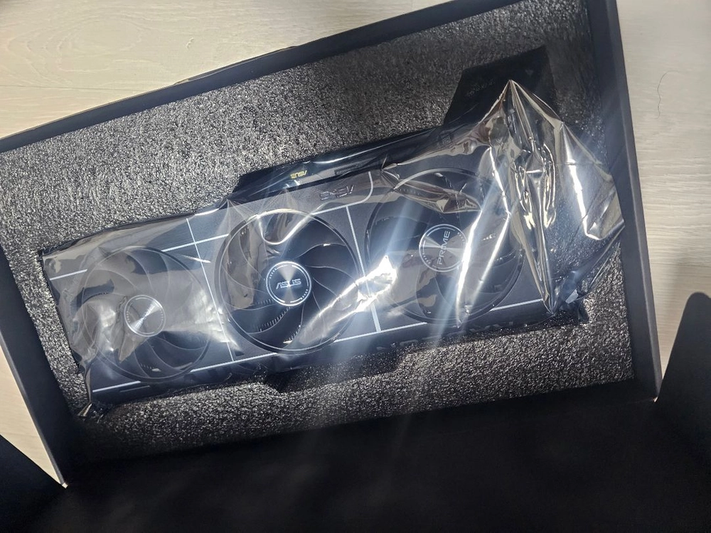 에이수스 프라임 라데온 RX 9070 XT 그래픽카드 이미지