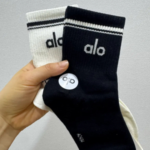 Alo 알로 양말 새상품(화이트/블랙 이미지