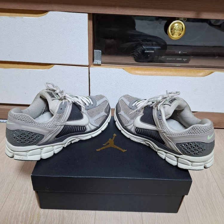 나이키 운동화 보메로5245~250 이미지