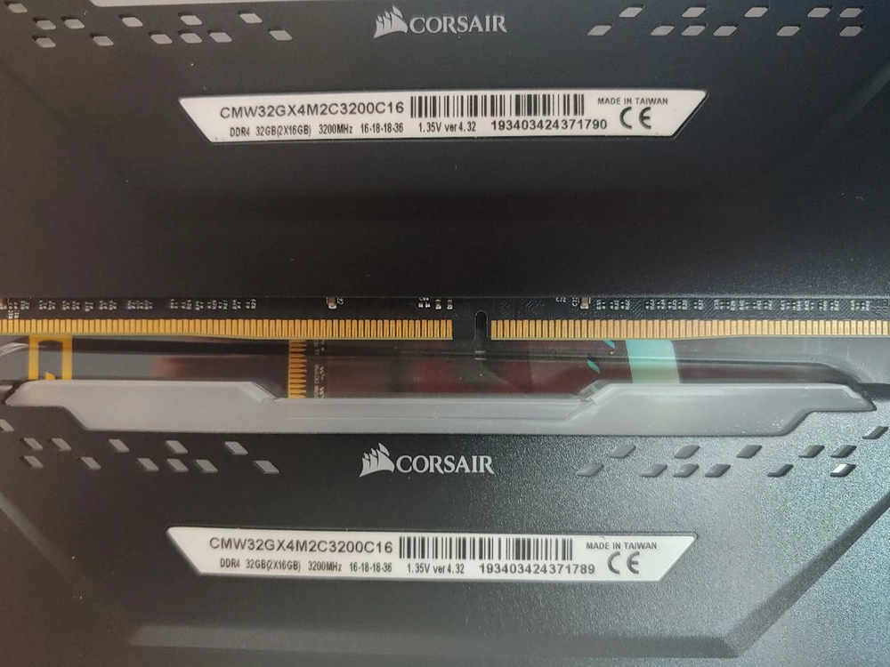 커세어 벤전스 RGB PRO DDR4 메모리 32GB (2x16GB) 3200MHz 이미지