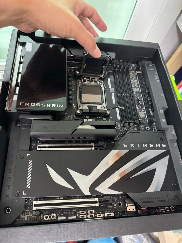 asus rog crosshair x870e extreme 이미지