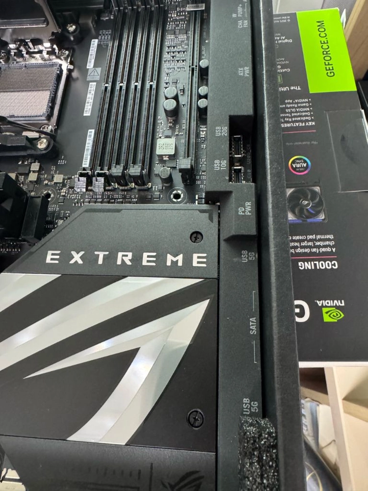 asus rog crosshair x870e extreme 이미지
