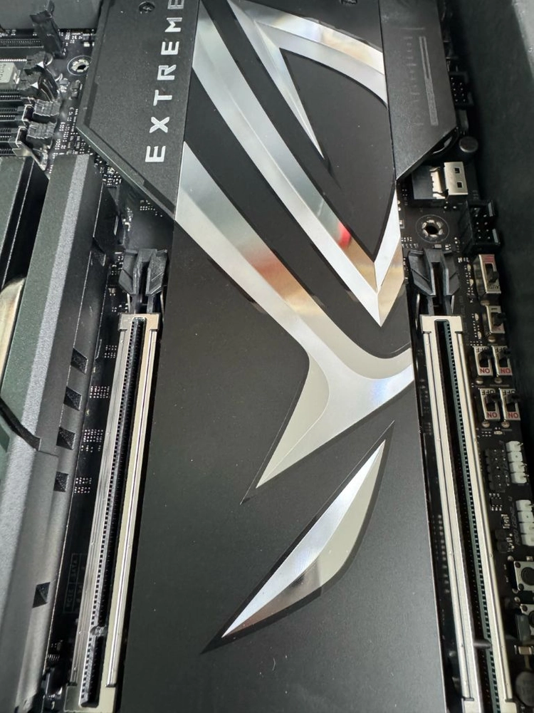 asus rog crosshair x870e extreme 이미지