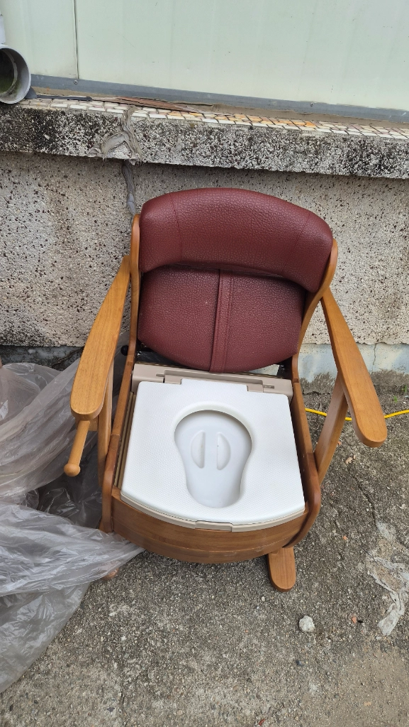 원목 화장실 의자 이미지