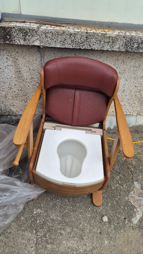 원목 화장실 의자 이미지