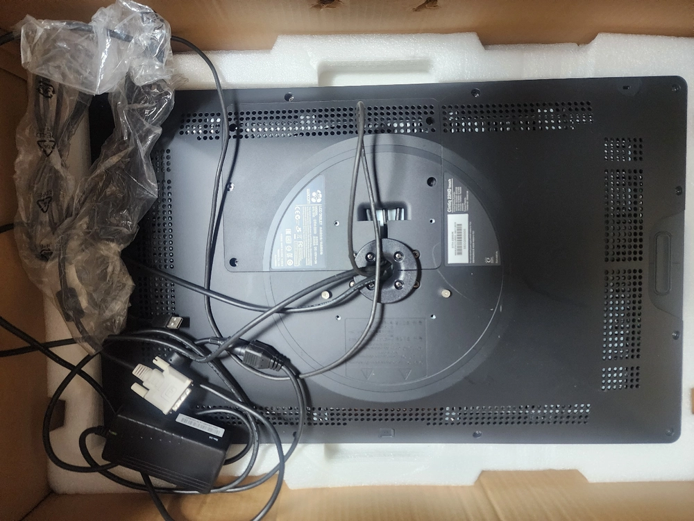 와콤 신티크 멀티터치 액정타블렛 DTH-2200k 이미지