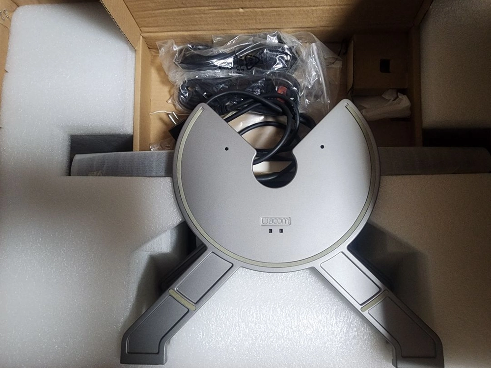 와콤 신티크 멀티터치 액정타블렛 DTH-2200k 이미지