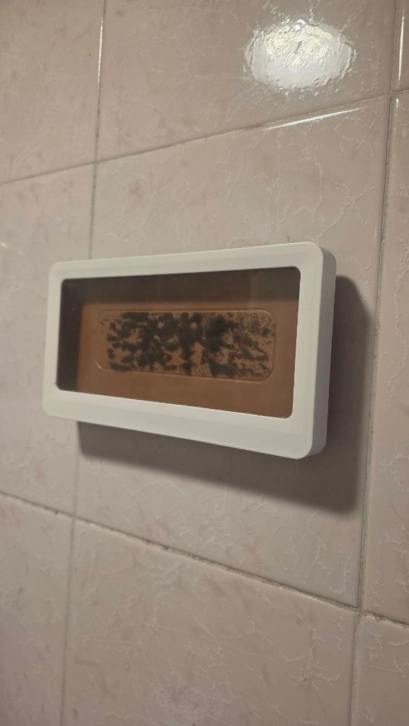 벽 부착형 휴대폰 거치대 팝니다. 이미지