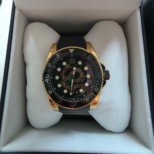 구찌 다이브 45mm 쿼츠 골드 PVD 스틸 블랙 스네이크 블랙 러버 이미지