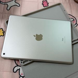 애플 아이패드 9세대 64GB 실버 키보드 케이스 포함 이미지