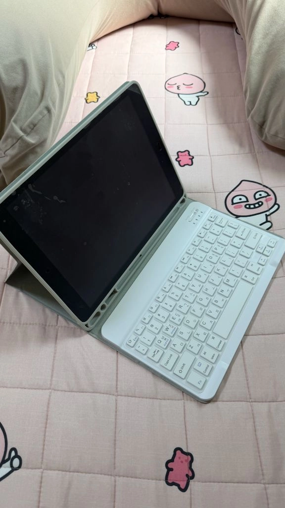 애플 아이패드 9세대 64GB 실버 키보드 케이스 포함 이미지