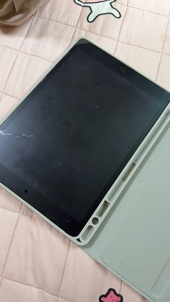 애플 아이패드 9세대 64GB 실버 키보드 케이스 포함 이미지