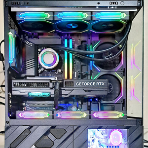 인텔 i9 14900K CPU와 RTX5080 그래픽카드가 장착된 고사양 데스크탑 본체 이미지