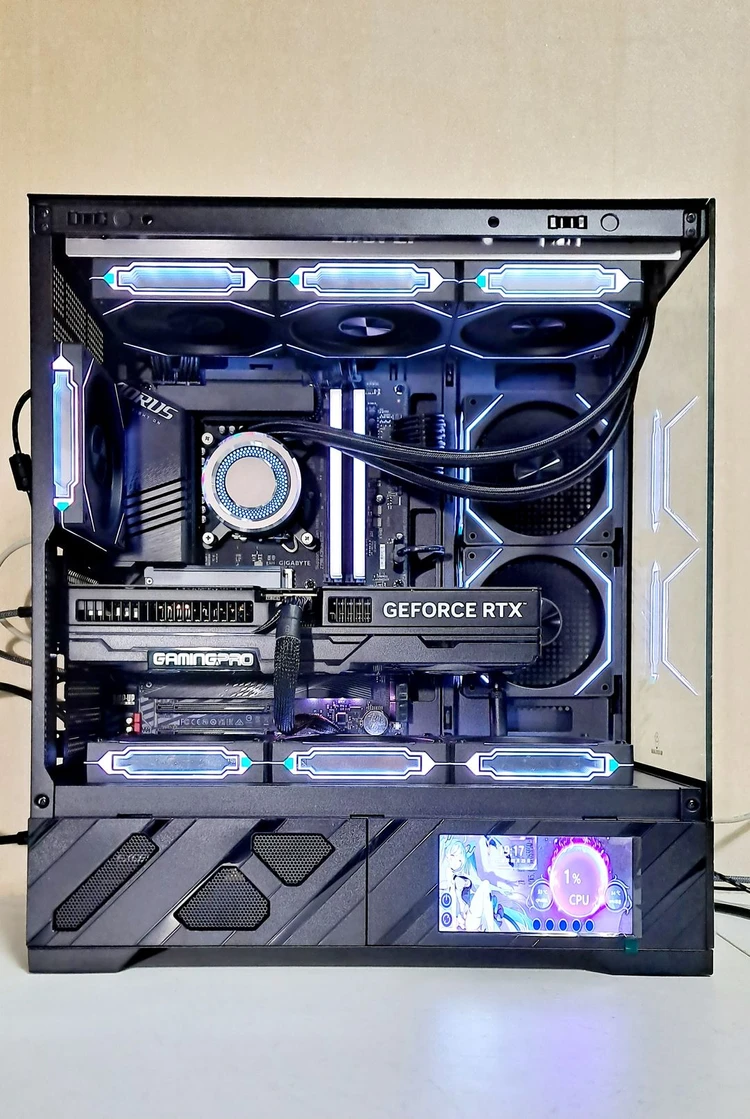 인텔 i9 14900K CPU와 RTX5080 그래픽카드가 장착된 고사양 데스크탑 본체 이미지