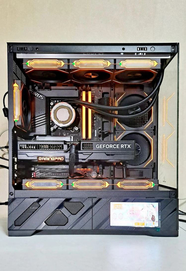 인텔 i9 14900K CPU와 RTX5080 그래픽카드가 장착된 고사양 데스크탑 본체 이미지
