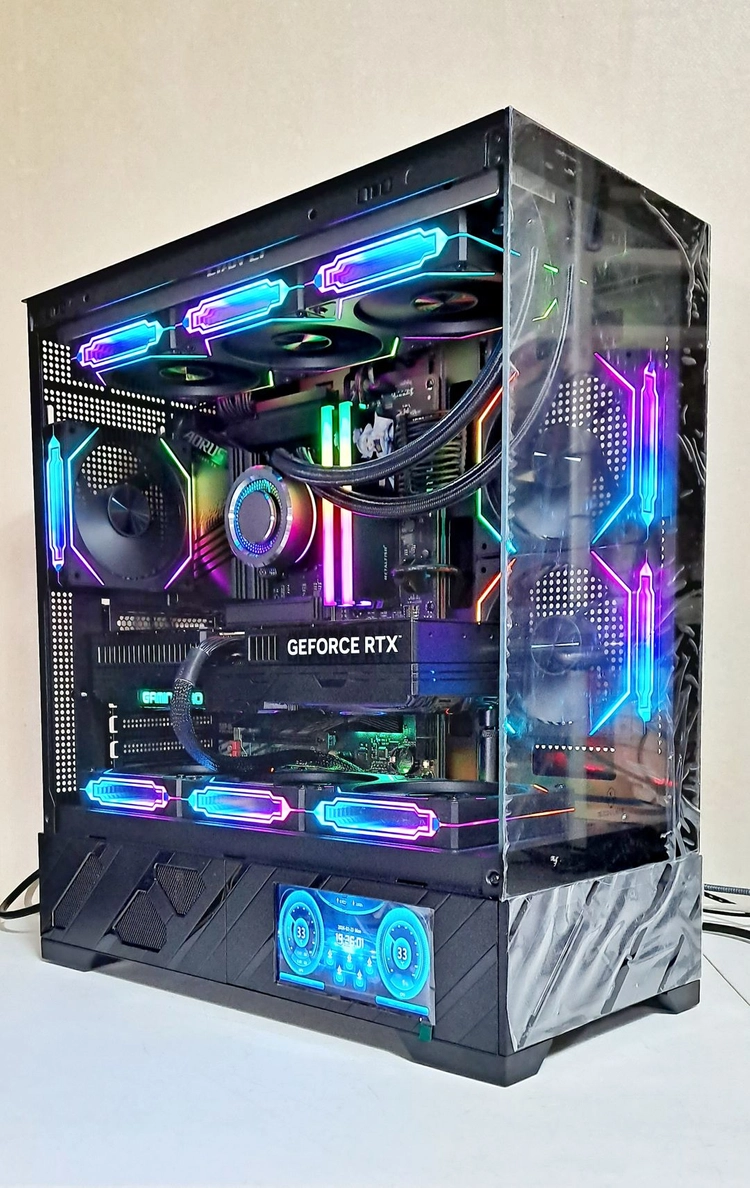 인텔 i9 14900K CPU와 RTX5080 그래픽카드가 장착된 고사양 데스크탑 본체 이미지