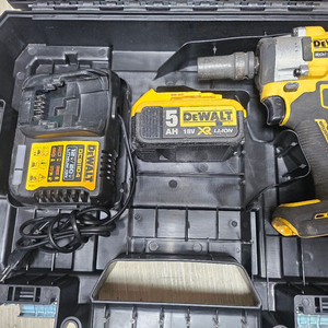 디월트 20V MAX XR 브러쉬리스 임팩 렌치 세트 이미지