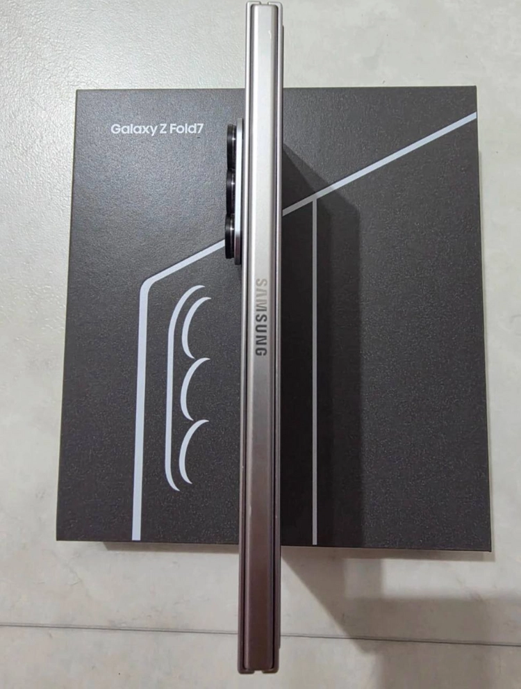sss급 삼성 갤럭시 Z폴드7 512GB 실버색상 자급제 이미지