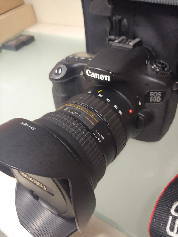 캐논 EOS 60D 바디와 토키나 11-20mm 렌즈 이미지