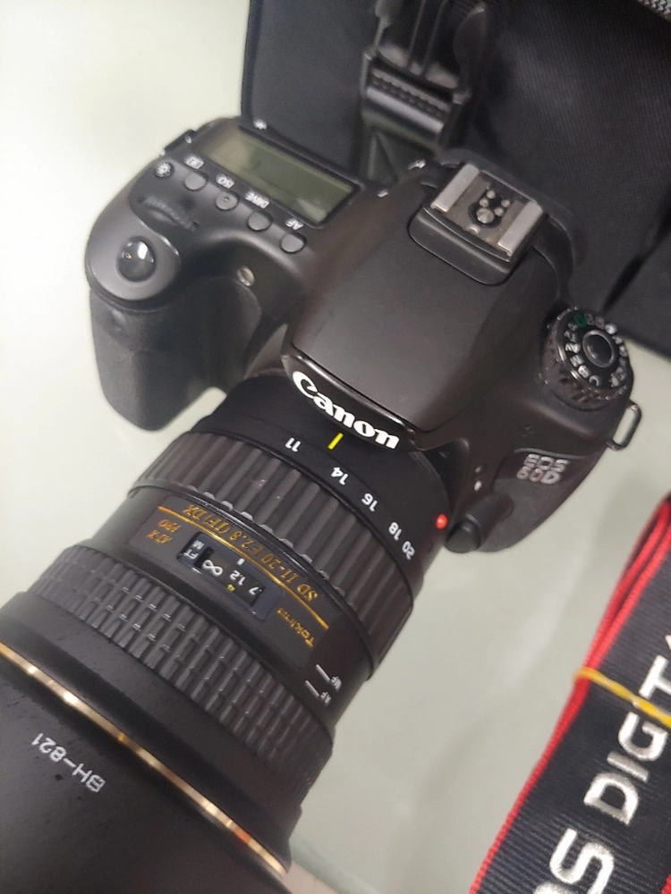 캐논 EOS 60D 바디와 토키나 11-20mm 렌즈 이미지