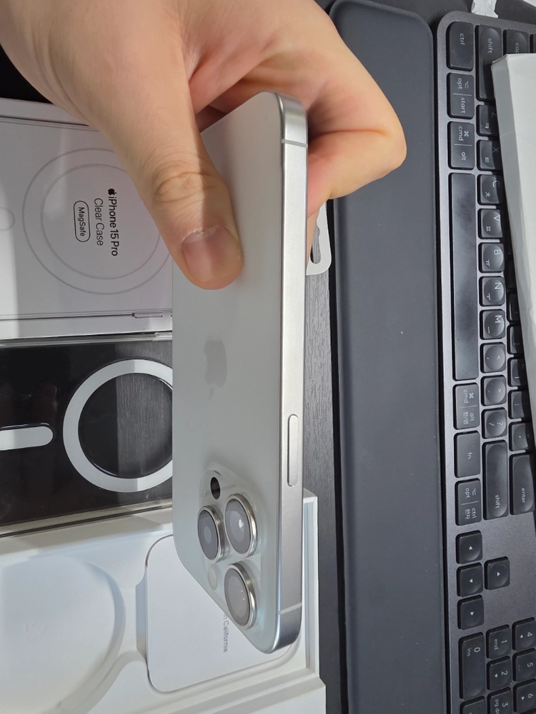 아이폰 15프로 화이트 색상 256GB 이미지
