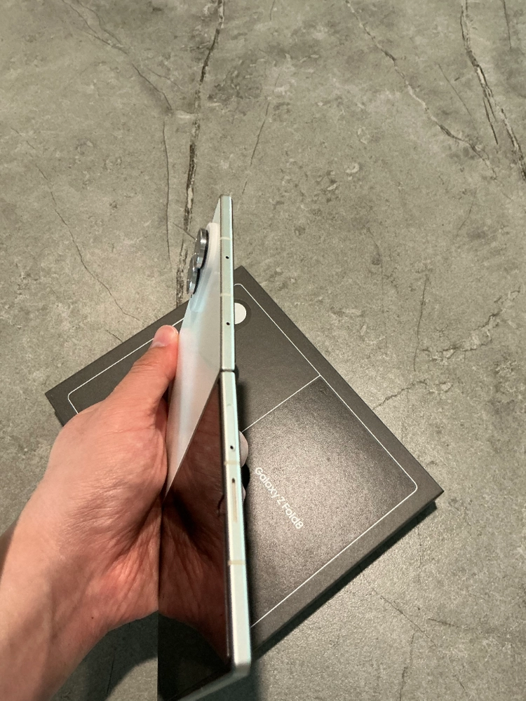 갤럭시 폴드8 크림색상 512 자급제폰 이미지