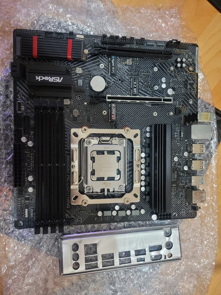 asrock b650m pg lightning 에즈윈(소켓핀휨) 6만원+배송비에 팝니다 이미지