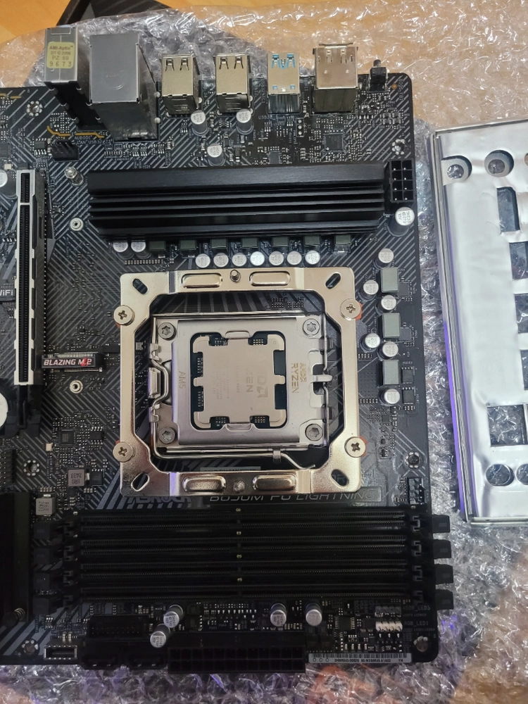 asrock b650m pg lightning 에즈윈(소켓핀휨) 6만원+배송비에 팝니다 이미지