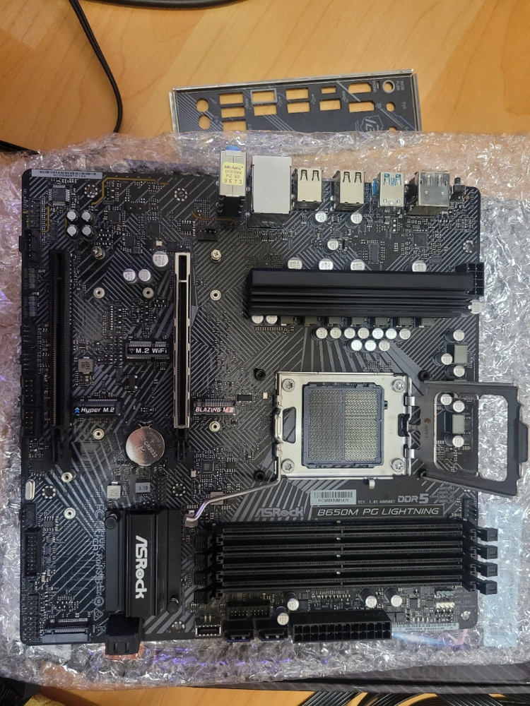 asrock b650m pg lightning 에즈윈(소켓핀휨) 6만원+배송비에 팝니다 이미지