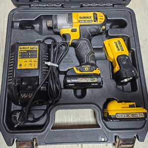 디월트 12V 임팩트 드라이버 DCF815 와 조명등 세트 이미지