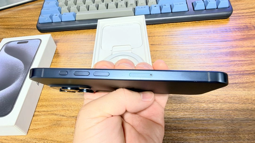 아이폰 15프로 256GB 블루 62만원에 팝니다 이미지