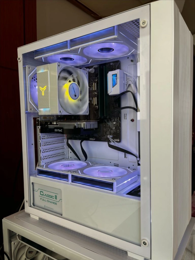 화이트 PC / 인텔 i3 8100 CPU / B360M DS3H 메인보드 / RTX 1050ti / 16기가 심성 이미지