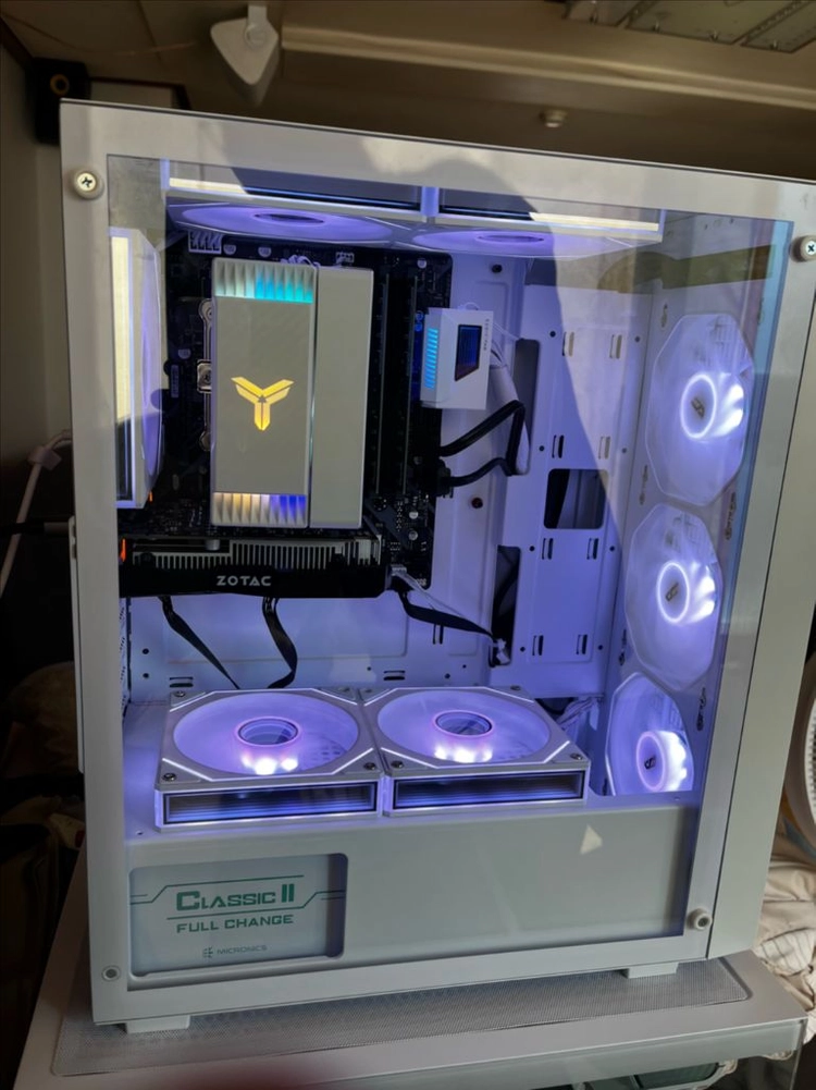 화이트 PC / 인텔 i3 8100 CPU / B360M DS3H 메인보드 / RTX 1050ti / 16기가 심성 이미지