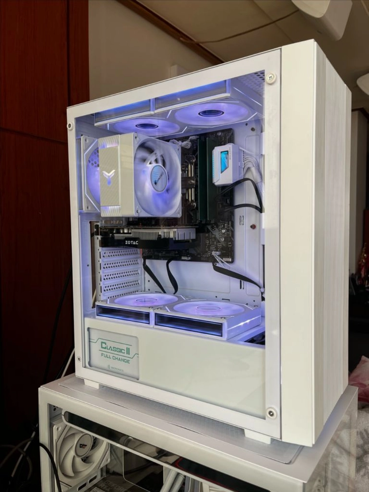 화이트 PC / 인텔 i3 8100 CPU / B360M DS3H 메인보드 / RTX 1050ti / 16기가 심성 이미지