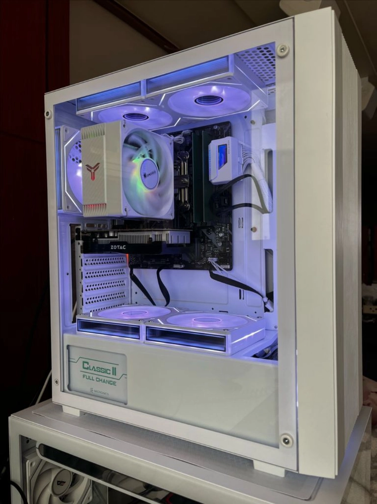 화이트 PC / 인텔 i3 8100 CPU / B360M DS3H 메인보드 / RTX 1050ti / 16기가 심성 이미지