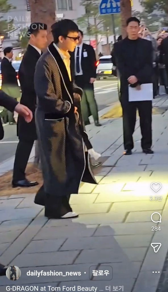 톰포드 지디 착용 크록 화이트 베일리 부츠 이미지