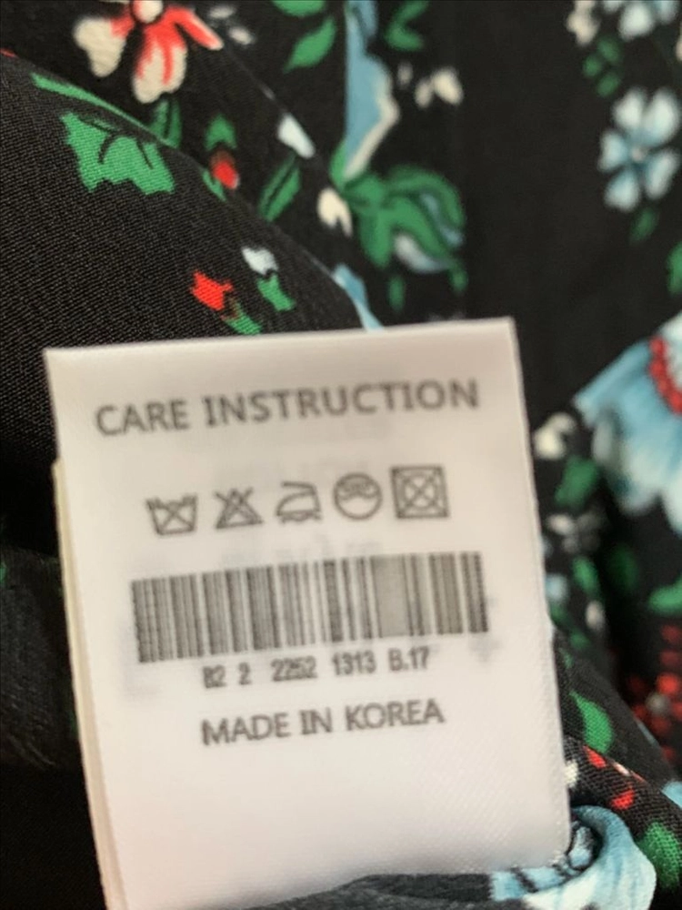 블랙 플로럴 블라우스 이미지