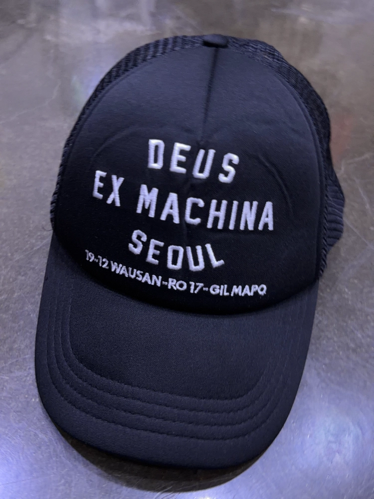 데우스 엑스 마키나 서울 컬리지 어드레스 트러커캡 모자 이미지