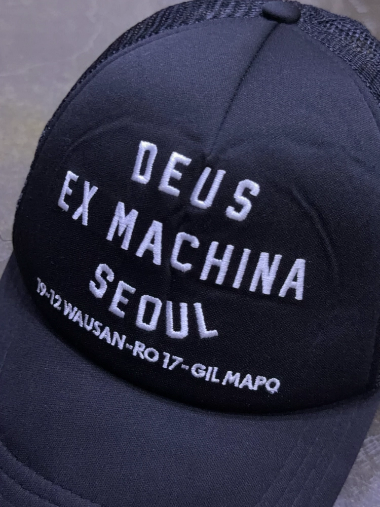 데우스 엑스 마키나 서울 컬리지 어드레스 트러커캡 모자 이미지