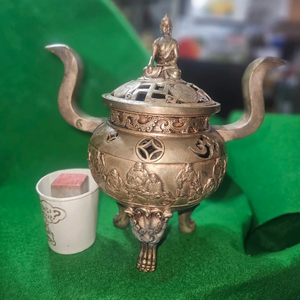 백동 불좌상 삼족 향로 태극·만자 투각과 인물·짐승 부조, 1.552kg 이미지