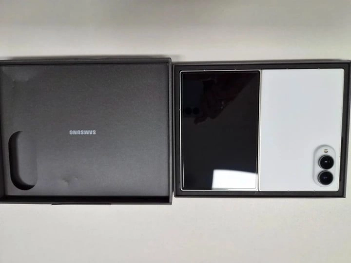 갤럭시 Z 폴드8 256GB 단말자급제용 단순개봉 새거수준 - 안심되는 중고거래