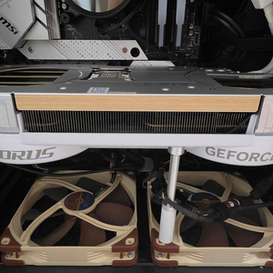 기가바이트 어로스 RTX 5080 인피니티 우드 팝니다. 이미지