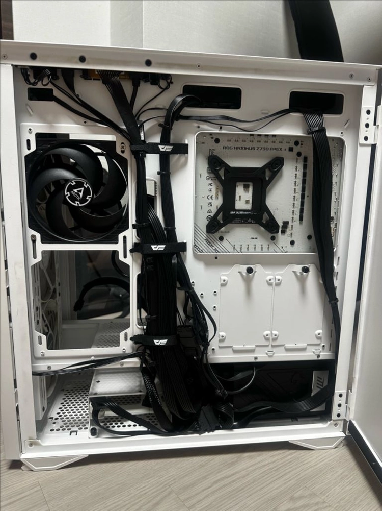 13900K + Z790 APEX + DDR5 7200 CL34 화이트 고사양 반본체 판매합니다. 이미지