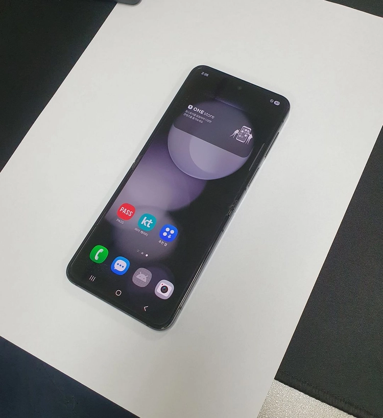 갤럭시Z플립5 256GB 블랙 KT 무잔상 기능정상 중고폰 216491 이미지