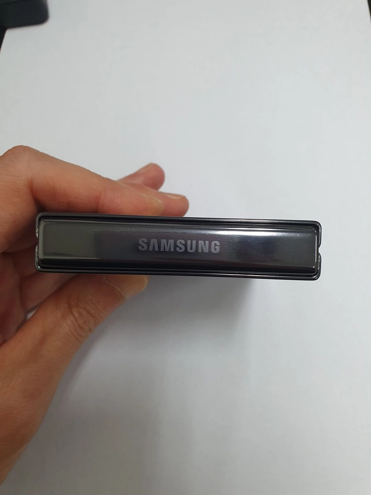 갤럭시Z플립5 256GB 블랙 KT 무잔상 기능정상 중고폰 216491 이미지