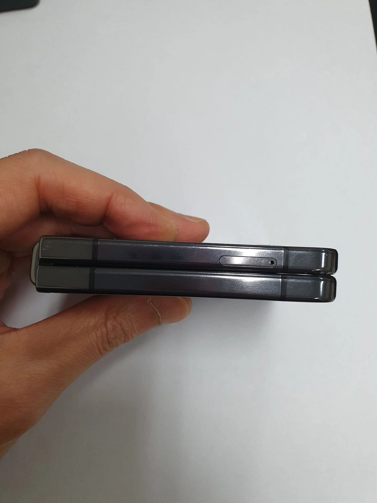 갤럭시Z플립5 256GB 블랙 KT 무잔상 기능정상 중고폰 216491 이미지