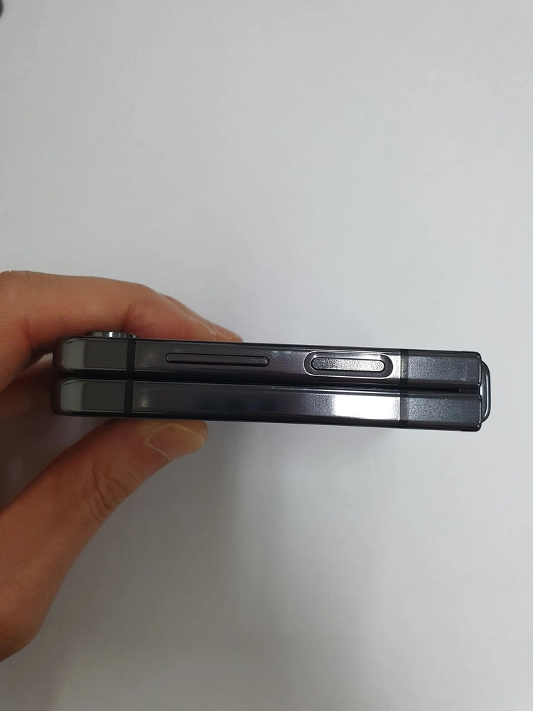 갤럭시Z플립5 256GB 블랙 KT 무잔상 기능정상 중고폰 216491 이미지